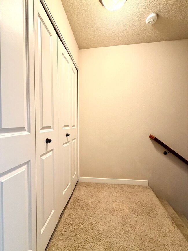 Building Photo - Sophisticated Beaverton Townhome with Mult...