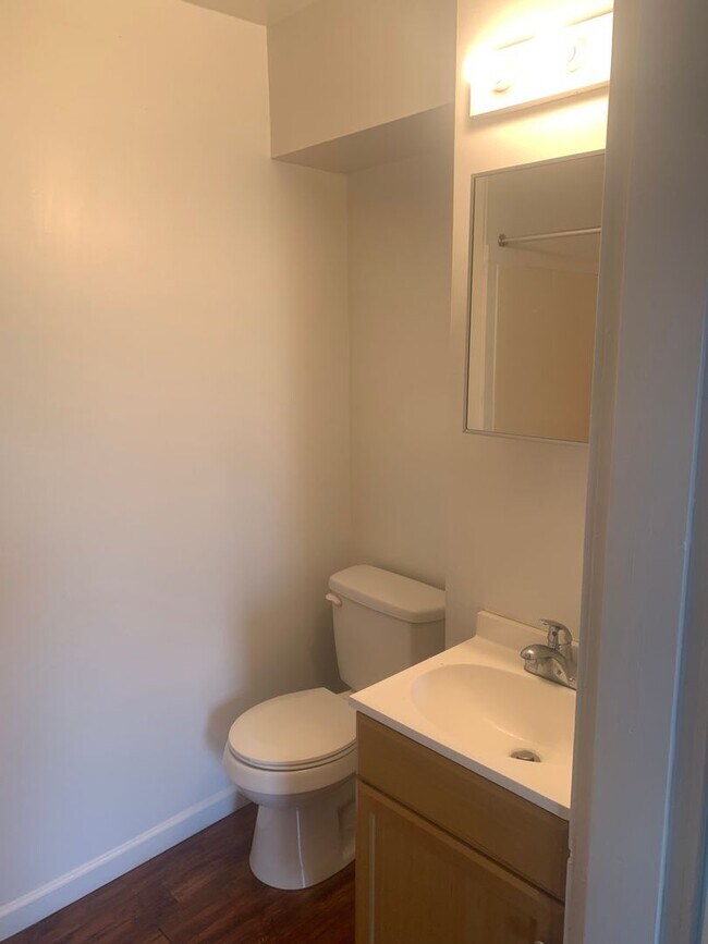 Building Photo - Spacious 3rd floor efficiency York City