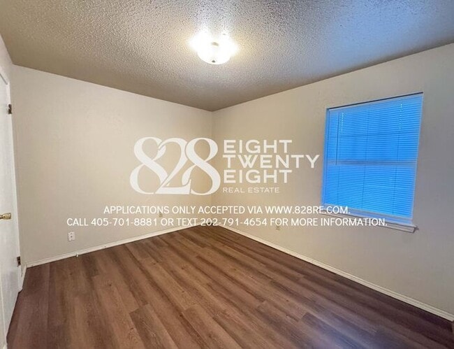 Building Photo - AVAILABLE NOW! 3 Bedroom/1 Bath Single Fam...
