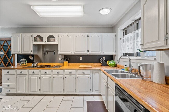 Building Photo - Adorable Broadmoor rental!