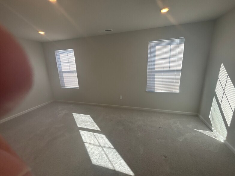 Building Photo - Room in Townhome on Hemlock Cone Wy