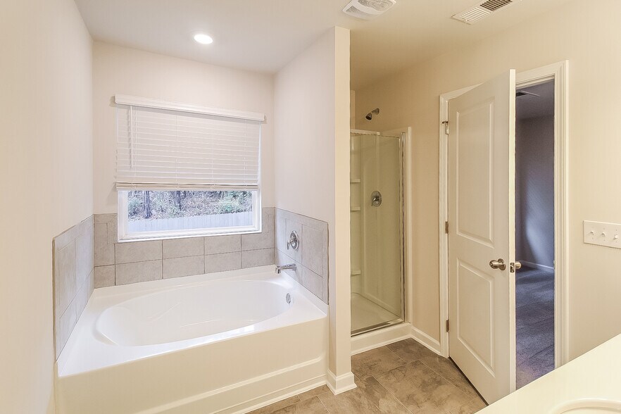 Building Photo - 2831 Saratoga Lake View