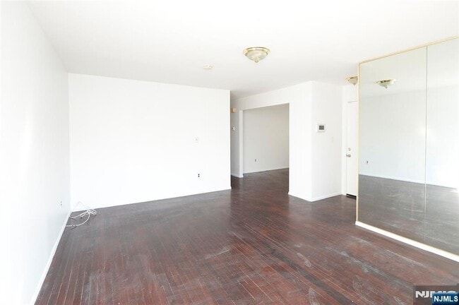 Building Photo - 18 Colonial Dr
