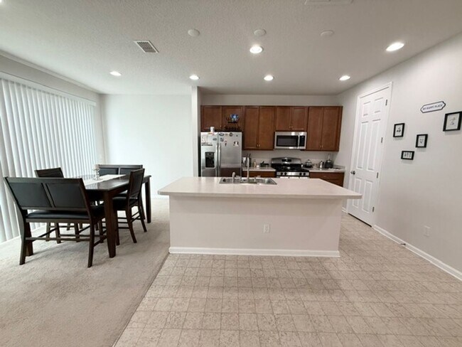 Building Photo - Beautiful home available for rent in the d...