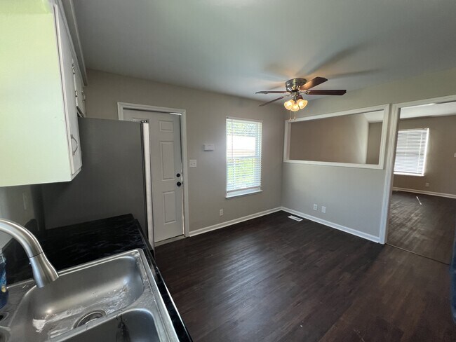 Building Photo - 567 Jacquie Dr