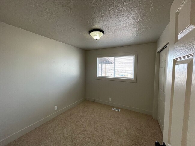 Building Photo - Spacious 6-Bedroom Magna Home with Fenced Yard