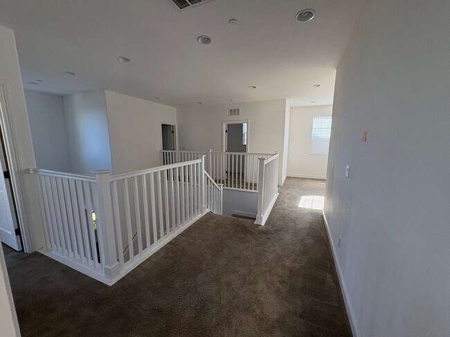 Building Photo - Large 5 bedroom home with loft.  Featuring 2 primary bedrooms