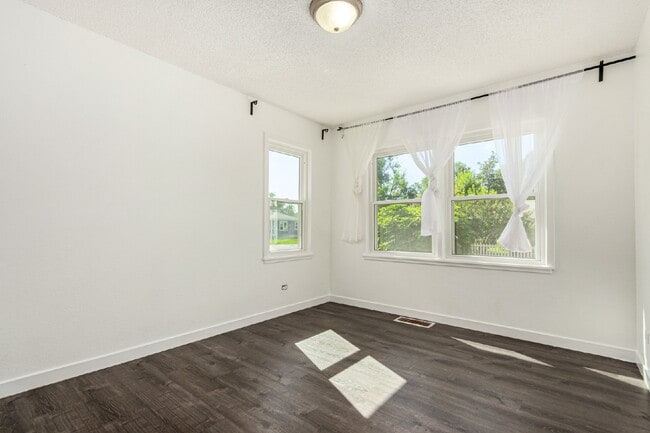 Building Photo - Lovely three bed / one bath home for rent