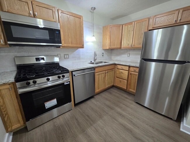 Building Photo - Remodeled 2 Bed 1 Bath Duplex for Lease!!