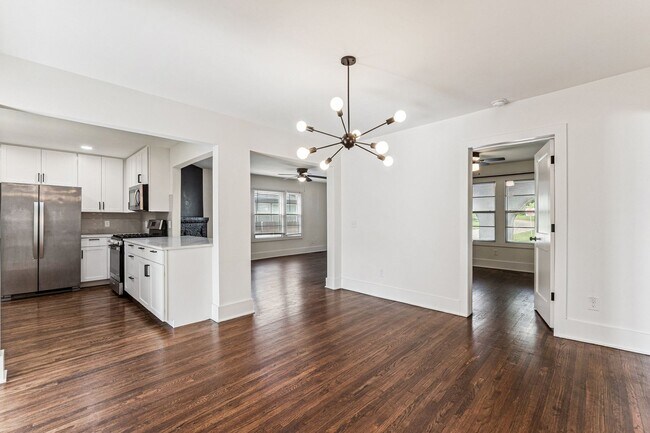 Building Photo - Midtown 3/2 with 2 Car Garage!