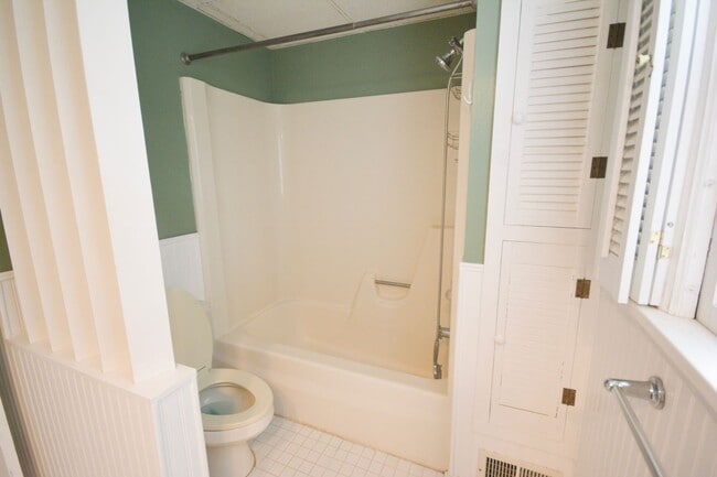 Building Photo - Beautiful 4 Bedroom With Modern and Unique...