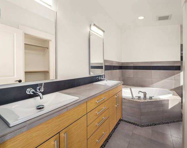 Building Photo - 4bd/3.5ba Kirkland House