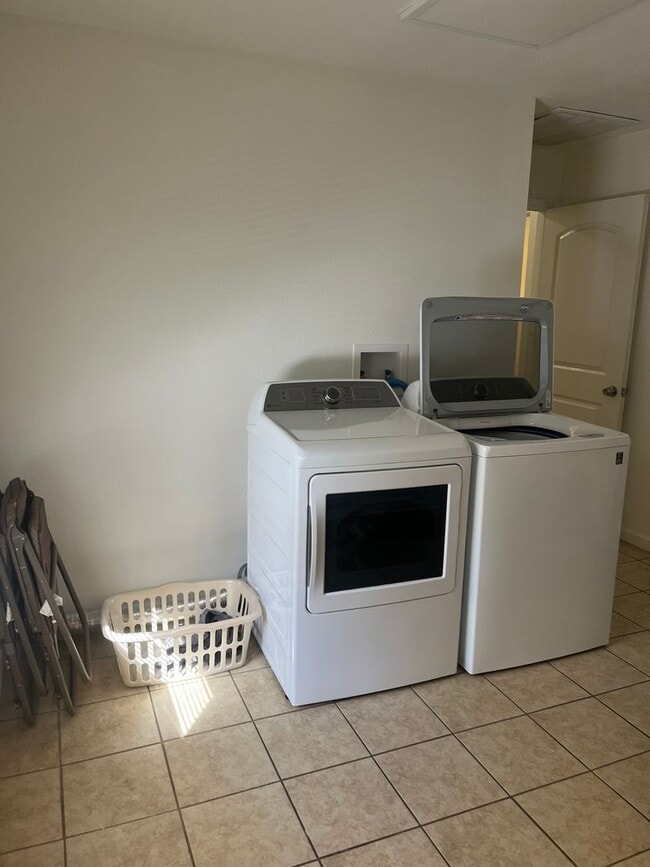 Building Photo - Gorgeous private home in Altavista!