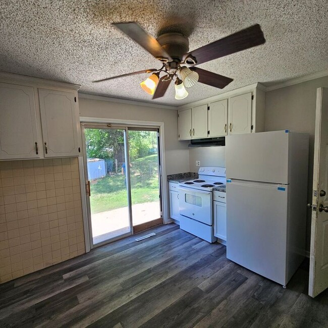 Building Photo - 7406 Elm Ave