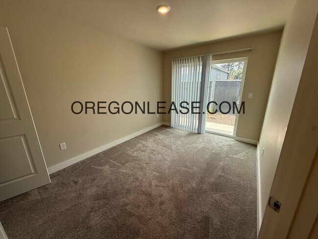 Building Photo - Newer 2-Bedroom Apartment located off Jasp...