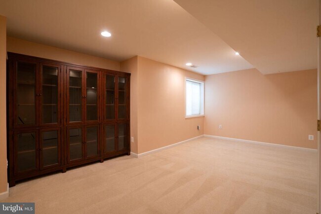 Building Photo - 10955 Southcoate Village Dr
