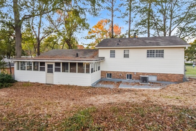 Building Photo - Great Tri-Level Home in Montgomery