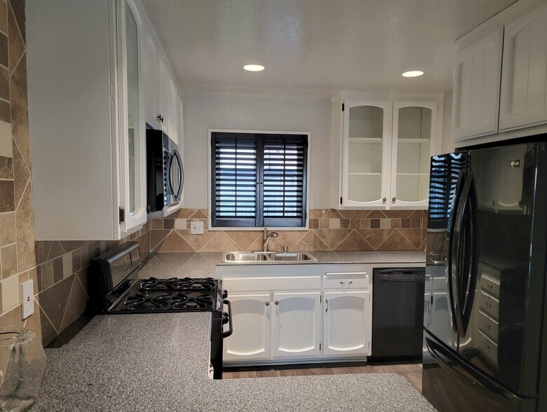 Kitchen - 1707 Micheltorena St