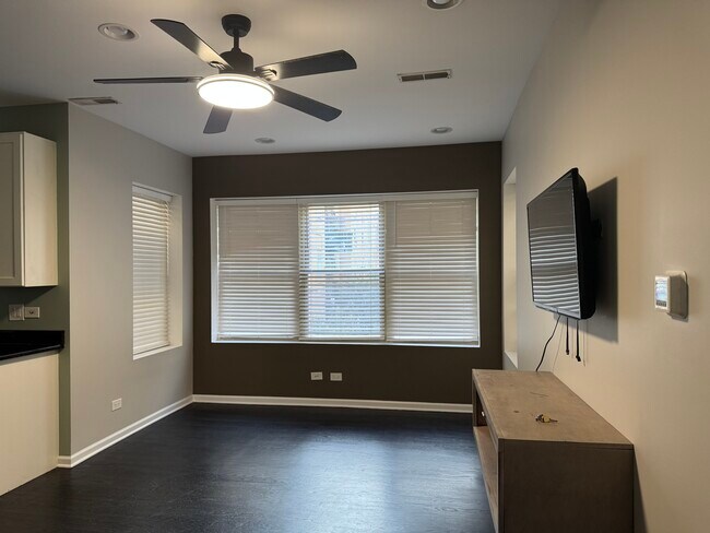 Building Photo - 1637-1632 W Farwell Ave