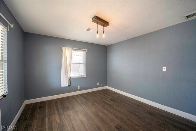 Building Photo - 550 Karen Way