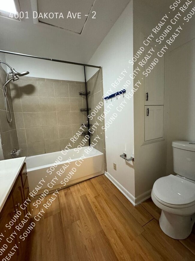 Building Photo - Studio/1 bath unit in triplex located in t...