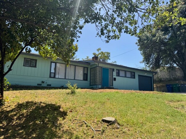 Building Photo - Beautiful West Redding Home with $200 Move...