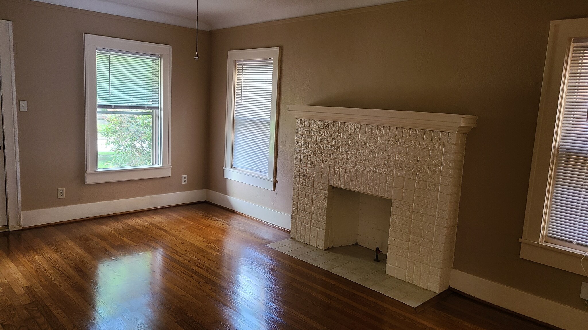living room - 1610 Castle Ct