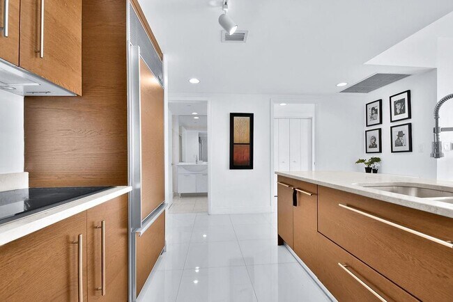 Building Photo - 475 Brickell Ave