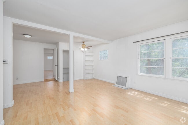 1BR, 1BA - 950SF - Living Room - 925 1/2 Tularosa Dr