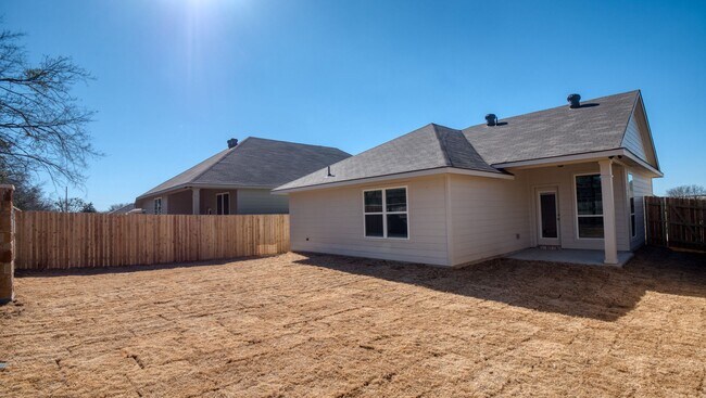 Building Photo - 525 Fallbrook Dr