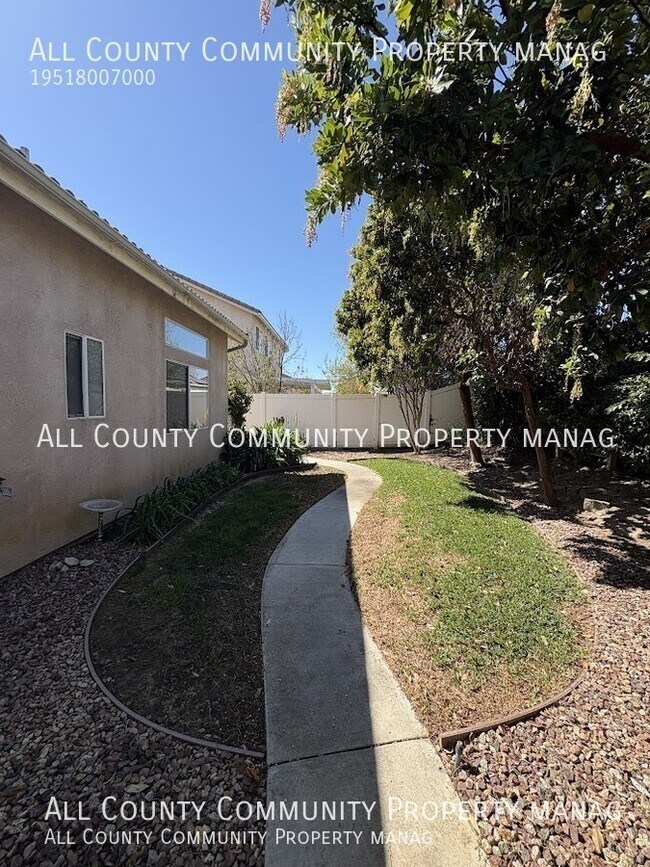 Building Photo - 39862 De Vendome Ct