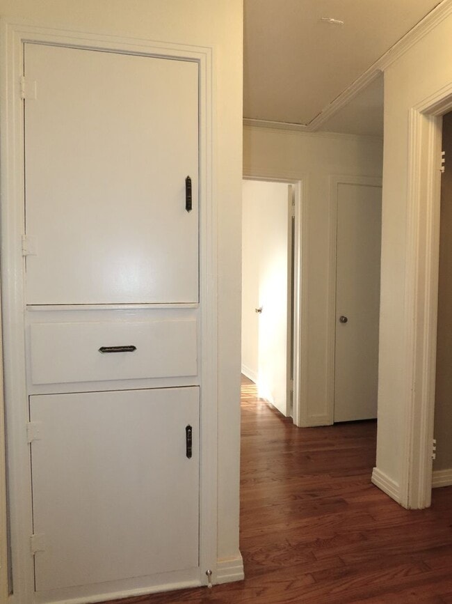 Building Photo - Lovely Updated 3 Bedroom, 2 Bath House in ...