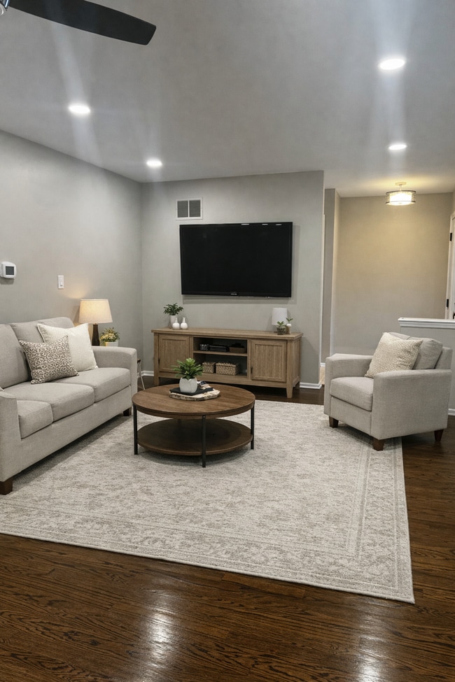 Building Photo - 106 S Bruner St