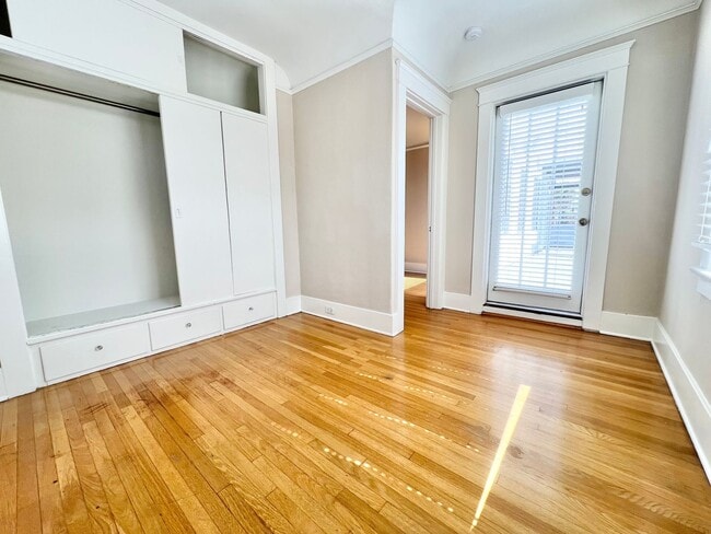 Building Photo - Sun-Drenched Top Floor 3BD in the Heart of Belmont Heights | Garage Included
