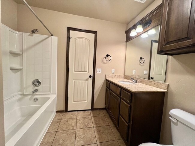 Building Photo - Home in the VALENCIA neighborhood in Edmond!