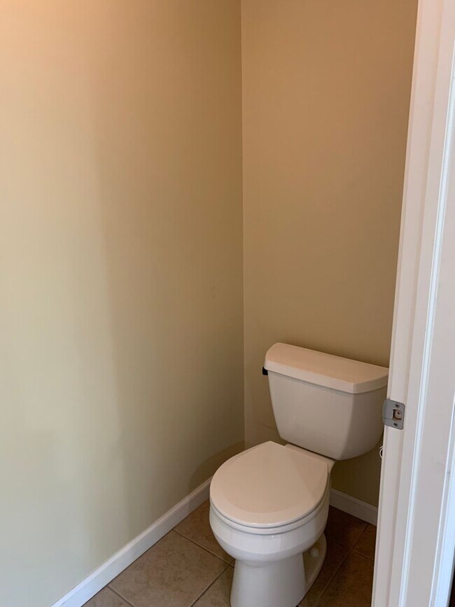Building Photo - BEAUTIFUL 3 BED/2.5 BATH TOWNHOUSE!!