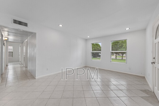 Building Photo - 717 E Jim Hogg Ave