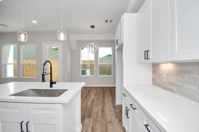 Building Photo - 2333 Hoskins Dr