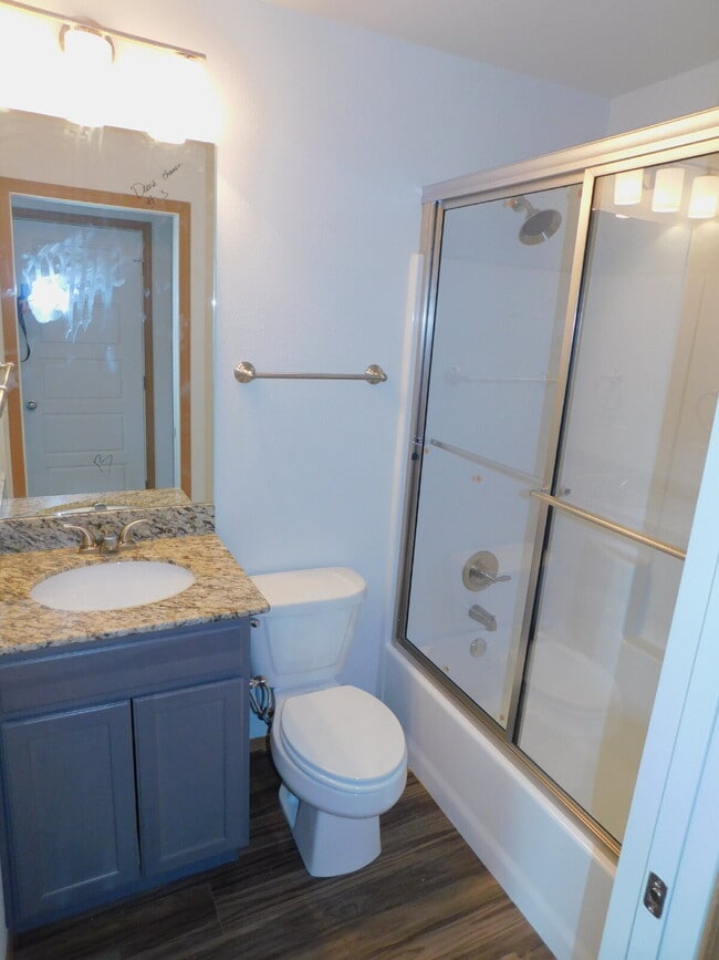 Building Photo - Charming 2-Bedroom Townhouse Retreat with 2.5 Baths in Fayetteville’s Rolling Woods - 1252 Sq Ft ...