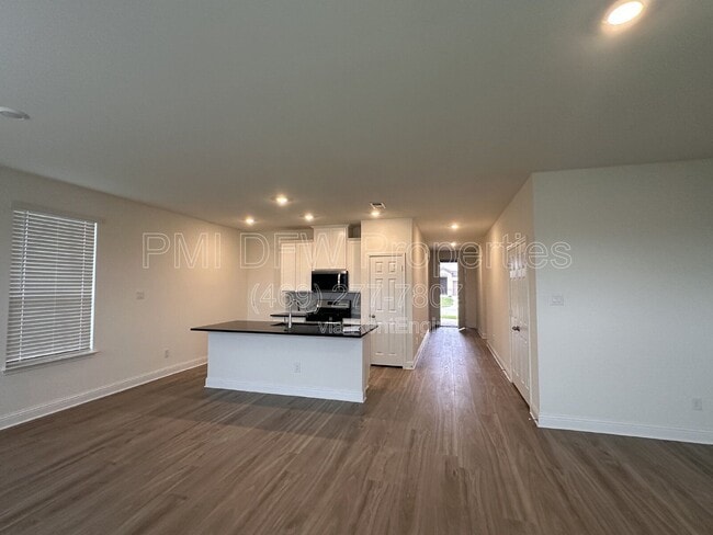 Building Photo - 649 Saxony Dr