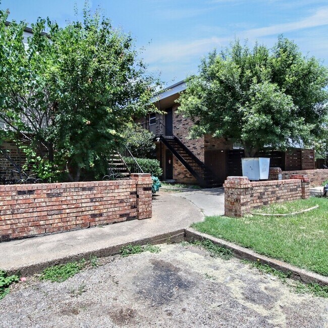 Building Photo - 4816 Wellesley Ave