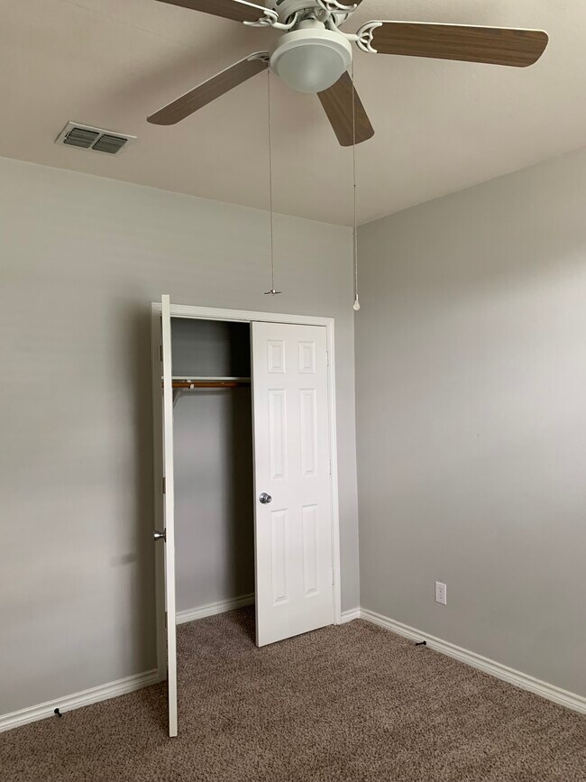 Building Photo - 1415 Millbrook Ln