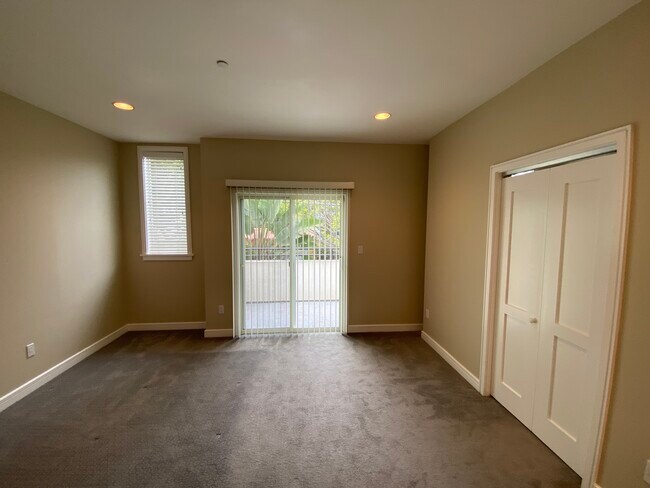 Master bedroom with sliding door to balcony - 1804 10th St