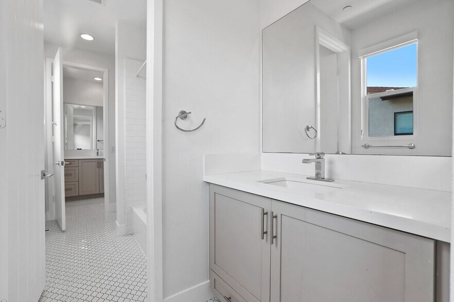 Building Photo - 1650 Murano Pl