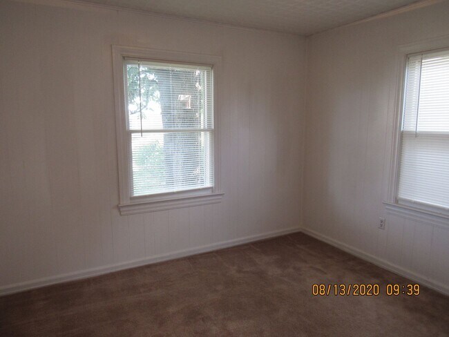 Building Photo - Located walking distance to Cameron University and Comanche Hospital !!