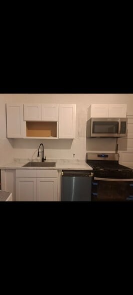 Kitchen - 5110 Wayne Ave