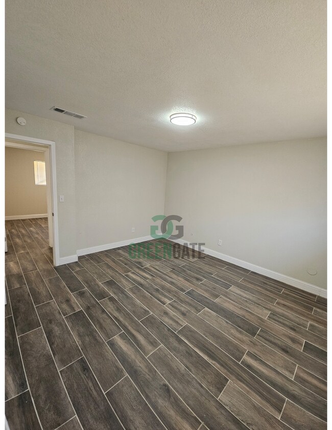 Building Photo - 901 Valente Way