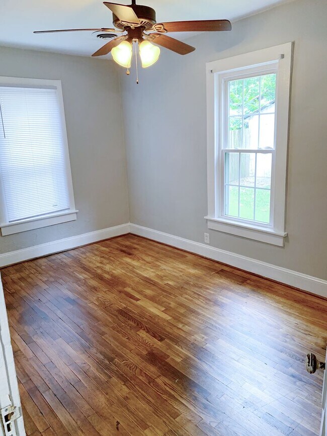 Building Photo - 3 Bedrooms 2 Full Bathrooms with fenced in...