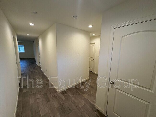 Building Photo - 1946 E School Ave