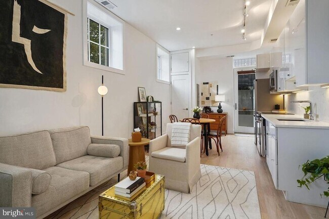 Building Photo - 1211 G St SE